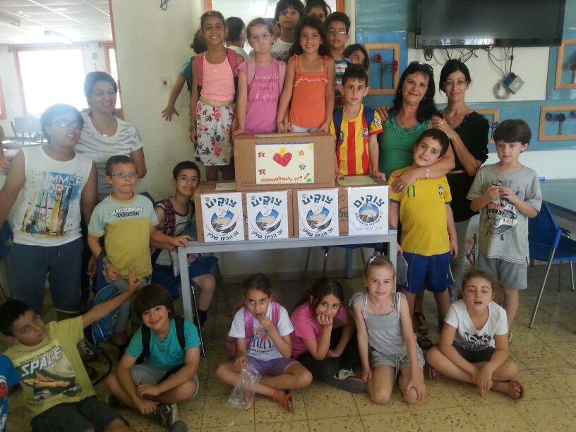 ילדת קייטנת קיץ ביה"ס צוקים אספו משלוחים לחיילי גדוד נשר