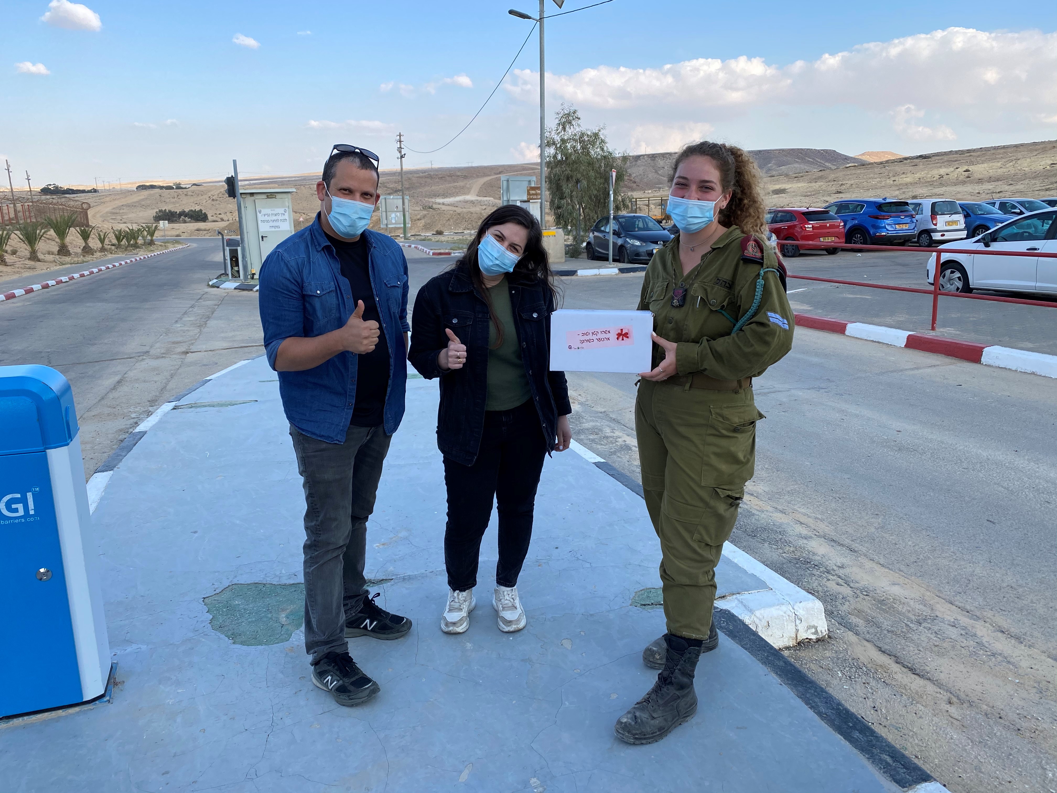 בני נוער עם חיילת