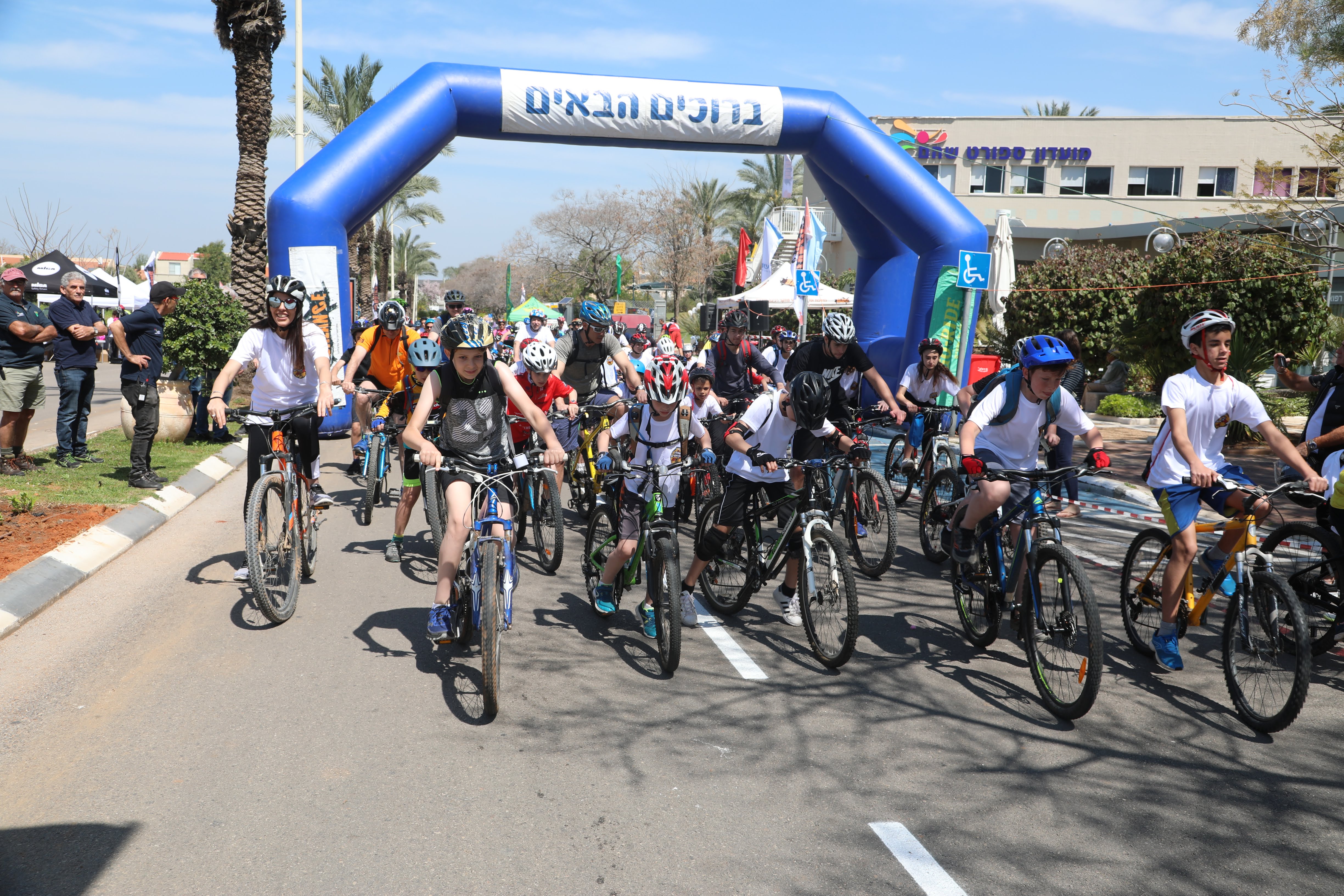 רוכבי אופניים בנקודת זינוק של תחרות אופניים