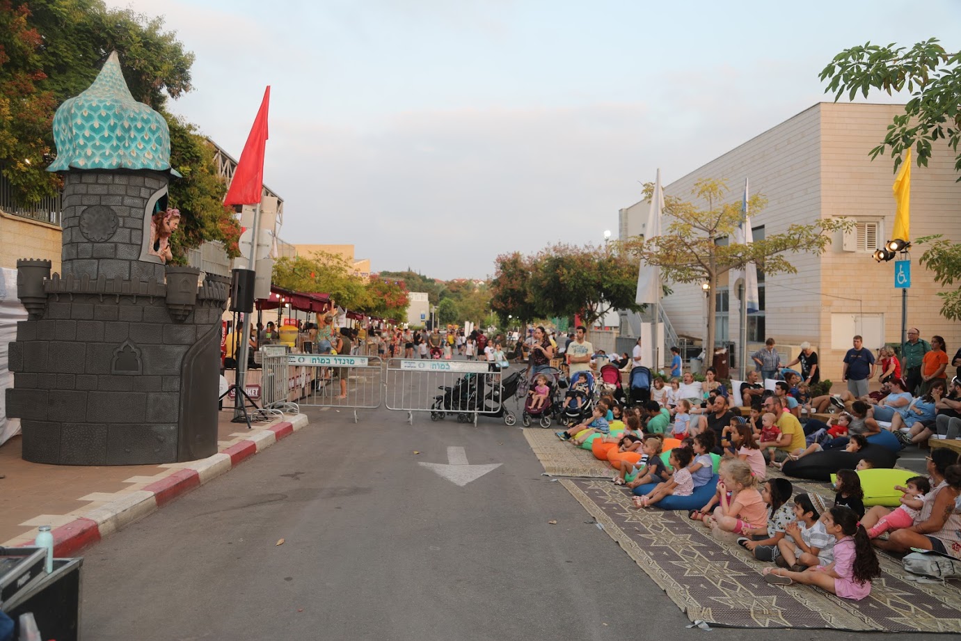 מופע תיאטרון בובות ברחוב