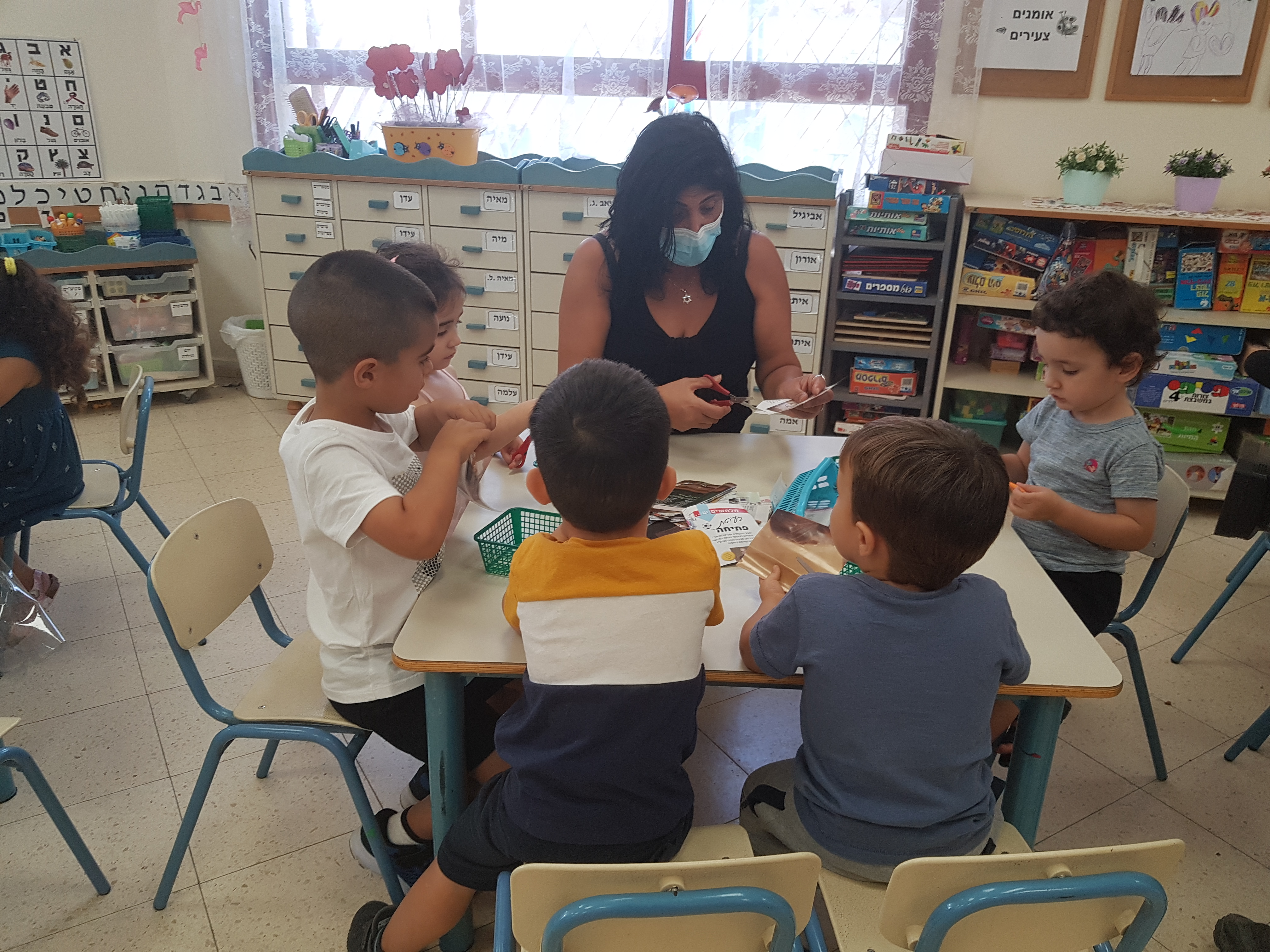 גננת עם ילדים בכיתה