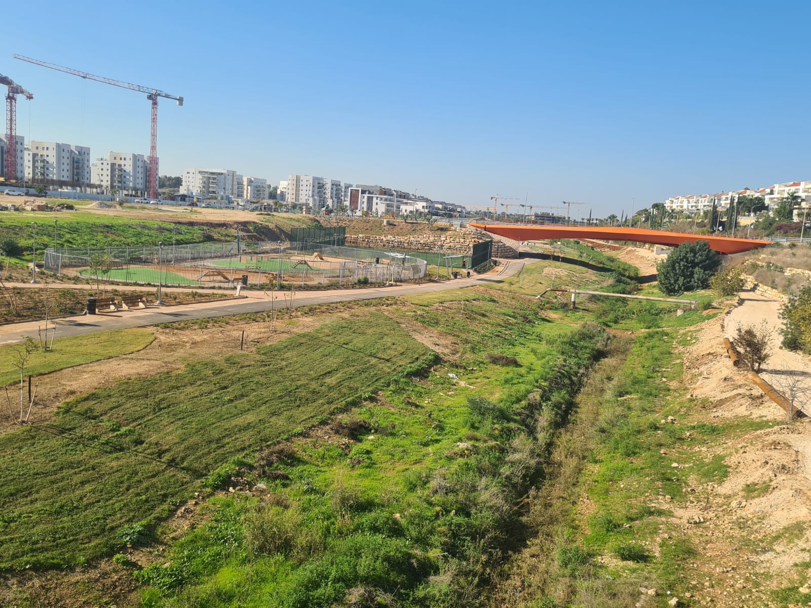 תמונה של נחל בית עריף בשכונת הדרים בשוהם